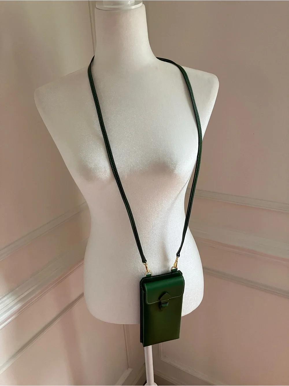 Sid Mashburn Green Leather Crossbody Phone Bag | Modern - Quiet Luxury